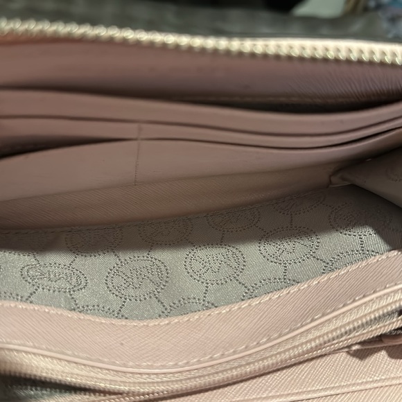 Authentic Michael Kors Women’s Wallet, EUC in Pink w/Studded Center Accent - Picture 9 of 16
